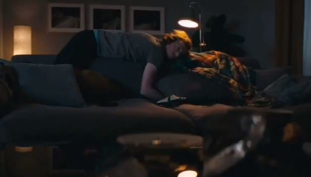 Fotografija: Ležanje doma in gledanje televizije, pravijo v nemškem promo videu z namenom, da bi ljudje v teh časih ostali doma. FOTO: Twitter