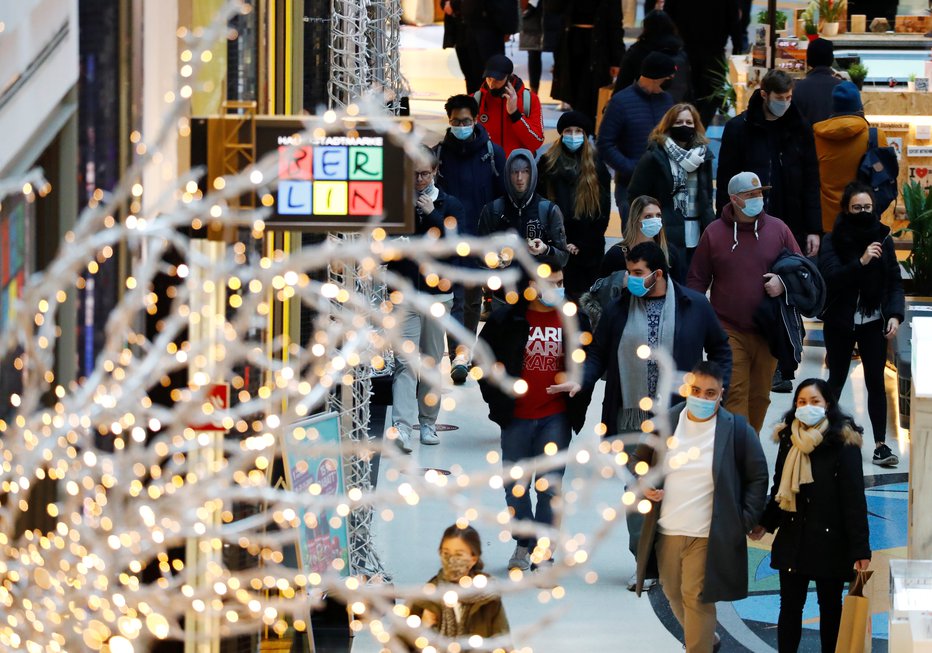 Fotografija: Pred prazniki se bodo znova odprle trgovine. FOTO: Fabrizio Bensch, Reuters