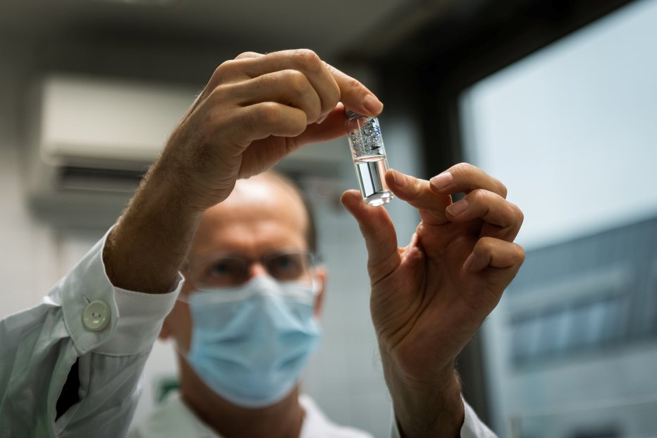 Fotografija: Cepivo naj bi v veliki meri ustavilo širjenje virusa. FOTO: Matyas Borsos/Reuters