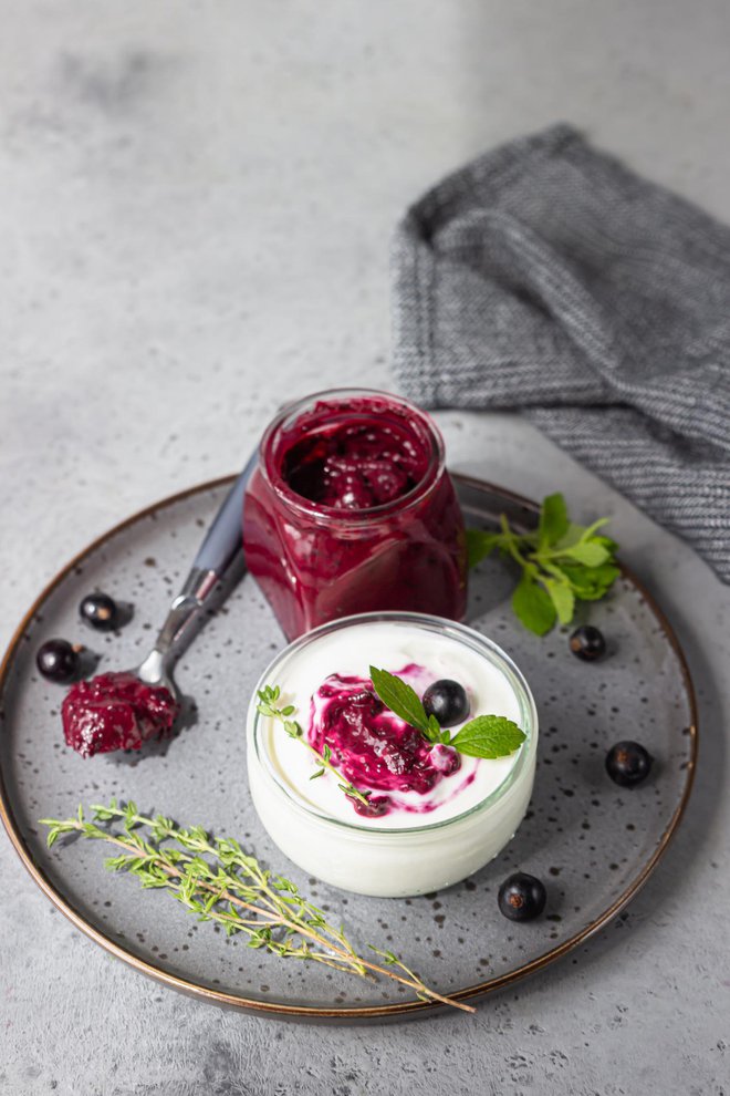 Navadni jogurt zmešamo z žlico domače marmelade. FOTO: Porosolka/Getty Images