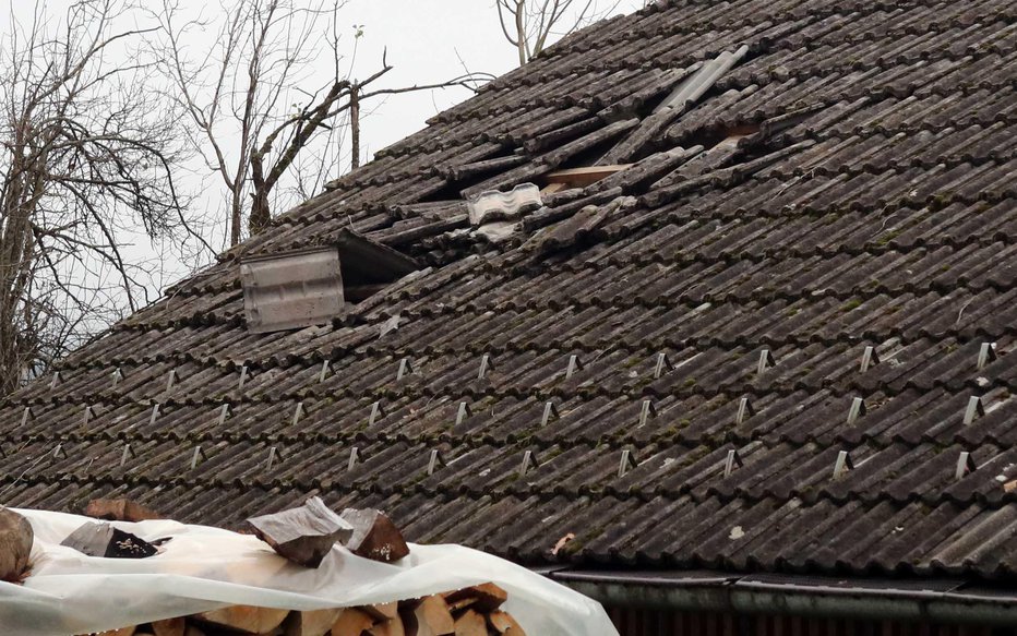 Fotografija: Luknja v strehi je posledica smrtonosne eksplozije. FOTOgrafije: Igor Mali