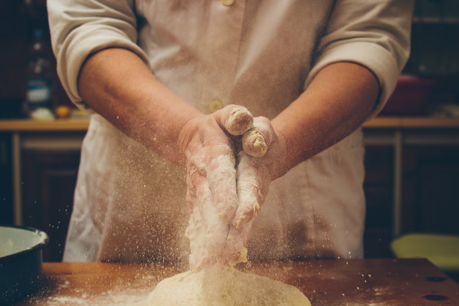 Fotografija: Ko je pek med pripravo testa vlival olje v posodo na tehtnici, je nekaj kapljic padlo na tla. Fotografija je simbolična. FOTO: Shutterstock