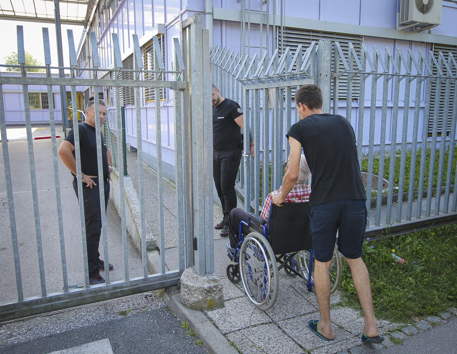 Fotografija: Več osumljencev je bilo nastanjenih v azilnem domu v Ljubljani. FOTO: Joze Suhadolnik