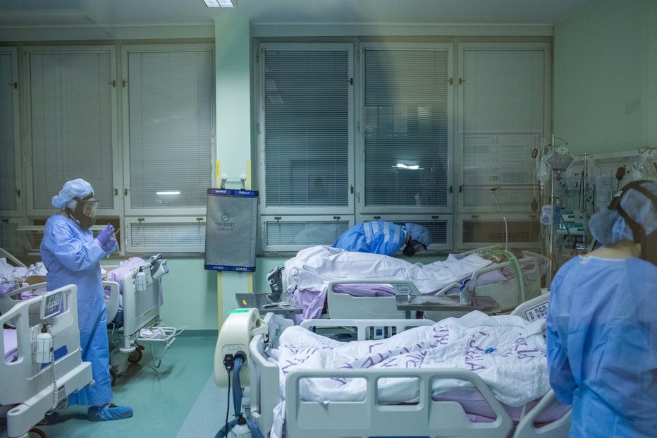 Fotografija: V bolnišnicah se je zdravilo 1254 pacientov, 201 na intenzivnih oddelkih. FOTO: Matej Povše, UKC Ljubljana