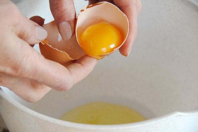 Surov jajčni rumenjak je med obveznimi sestavinami. FOTO: Simplytheyu/Getty Images