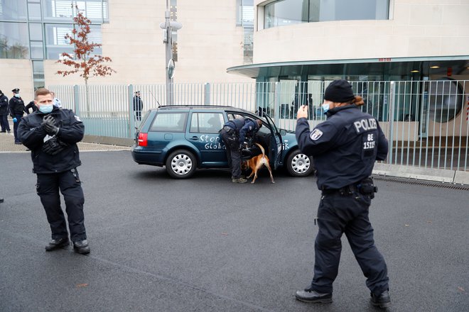 Na prizorišču je policija. FOTO: Fabrizio Bensch, Reuters