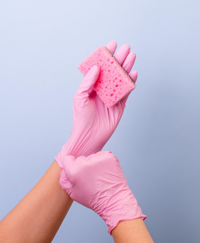 Nekateri imajo težave zaradi gumijastih rokavic. FOTO: Jlipko/Getty Images