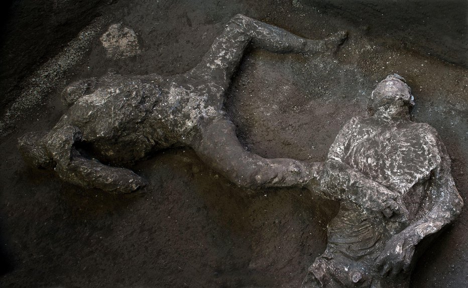 Fotografija: Posmrtni ostanki mož, verjetno lastnika in sužnja, so dobro ohranjeni. FOTOGRAFIJI: Luigi Spina/Reuters