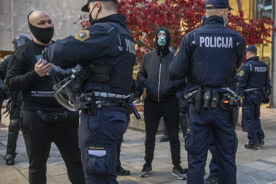 Fotografija: V začetku novembra so proteste zaznamovali nasilni izgredi. FOTO: Voranc Vogel