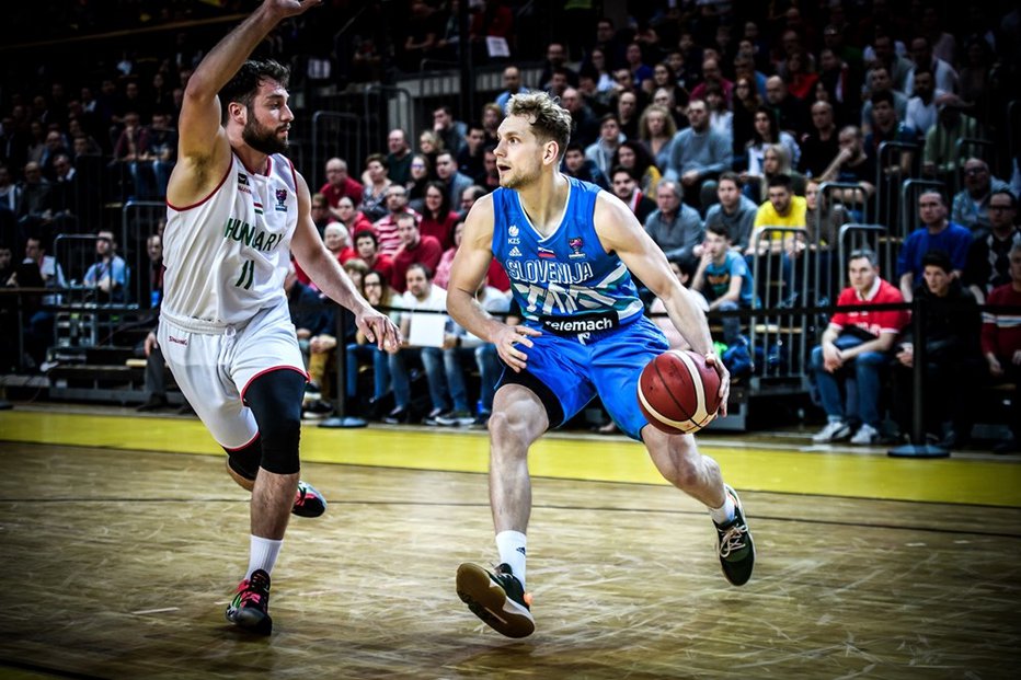 Fotografija: Jaka Blažič & Co. se v ponedeljek ne bodo mogli oddolžiti Madžarom za februarski poraz v Sombotelu. FOTO: FIBA