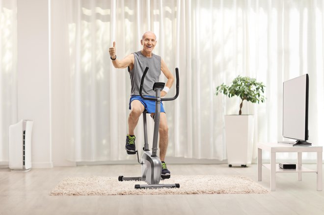 Za večino starejših ljudi je primerno sobno kolesarjenje. FOTO: Ljupco/Getty Images
