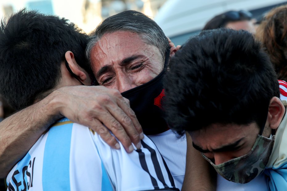 Fotografija: Ljudje so jokali pred predsedniško palačo Casa Rosada. FOTO: Ricardo Moraes, Reuters