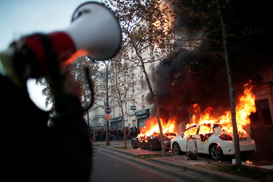 Fotografija: Pariz gori. FOTO: Benoit Tessier, Reuters