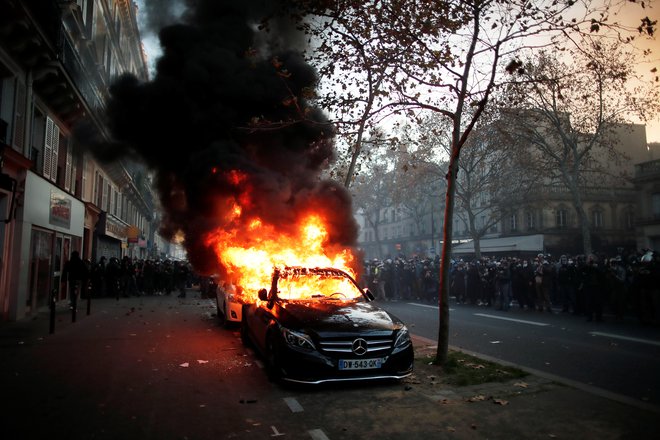 Protestniki v Parizu besnijo. FOTO: Benoit Tessier, Reuters