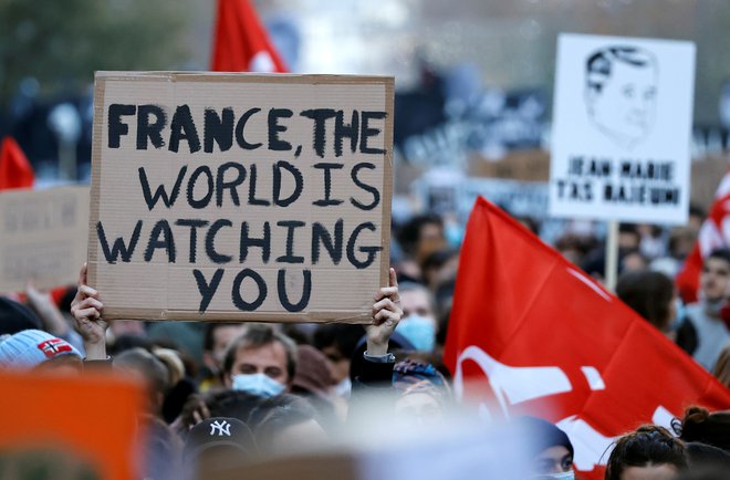 Uničenje, ki ga povzročajo protestniki v Parizu. FOTO: Christian Hartmann, Reuters
