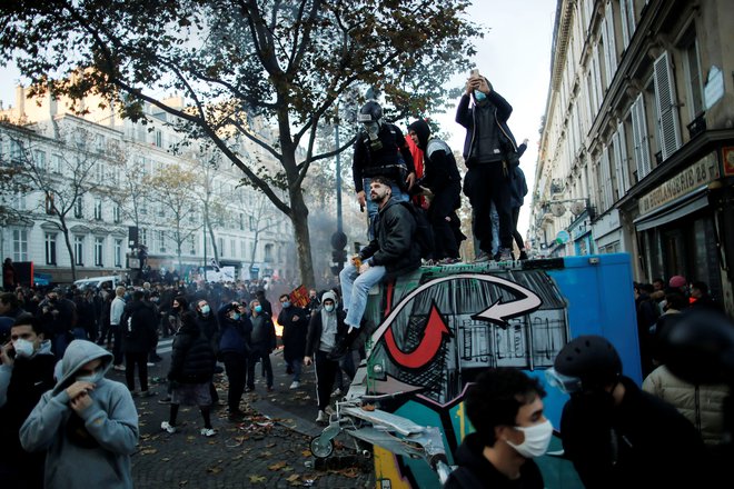 Uničenje, ki ga povzročajo protestniki v Parizu. FOTO: Benoit Tessier, Reuters