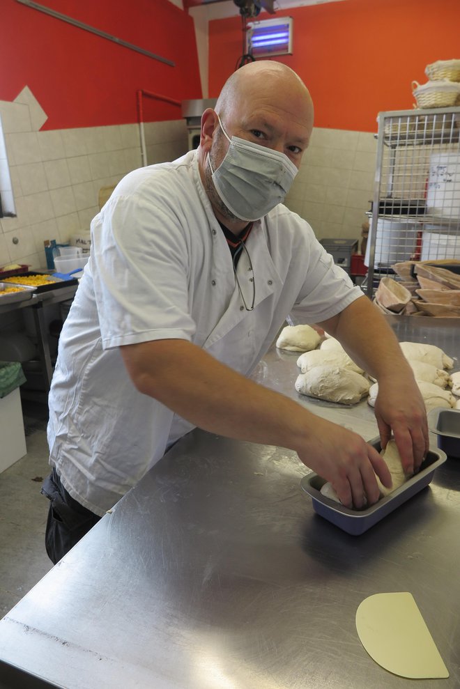 Med spomladansko epidemijo se je odločil, da začne peči kruh. FOTO: Špela Ankele