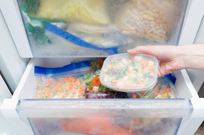 Zlasti kuhane jedi hranimo v posodah. FOTO: Artursfoto/Getty Images