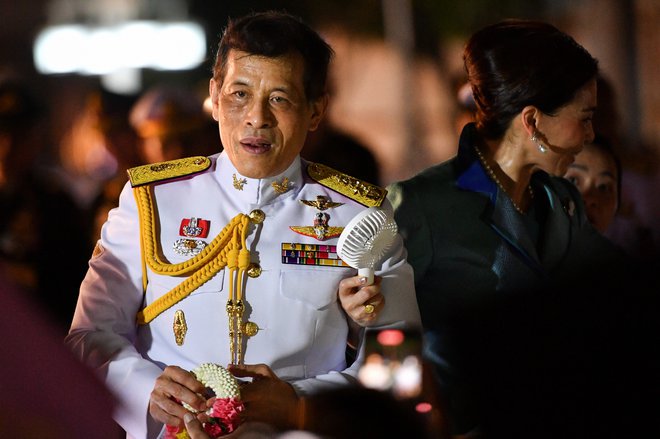 Tajski kralj kljub vedno večjemu nezadovoljstvu ljudi še vedno uživa podporo monarhistov. FOTO: Chalinee Thirasupa/Reuters