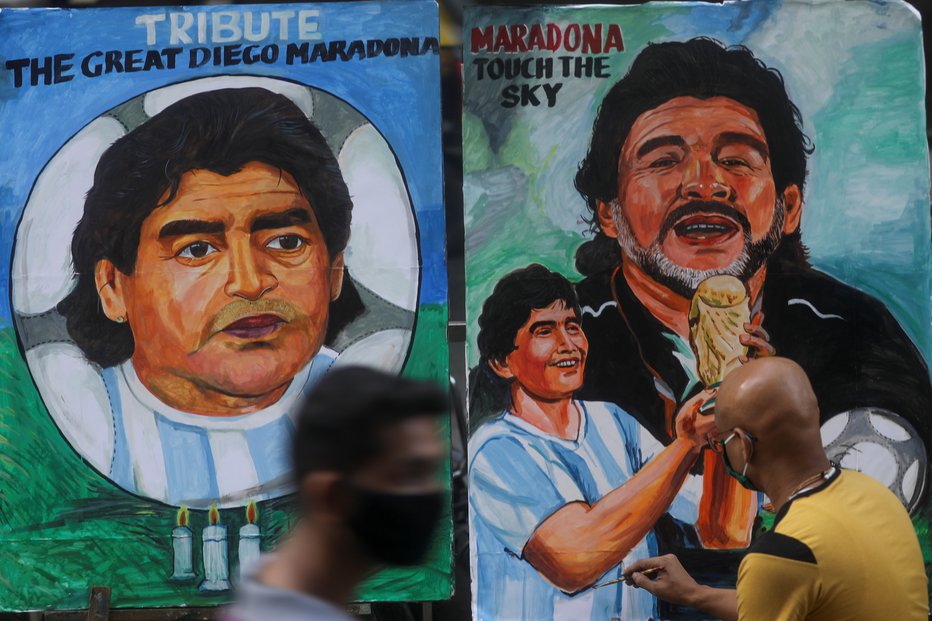 Fotografija: Takšni prizori so vsakdanjost po vsem svetu: ulični umetnik je posvetil spomin na Maradono tudi v Mumbaju v Indiji. FOTO: Francis Mascarenhas/Reuters