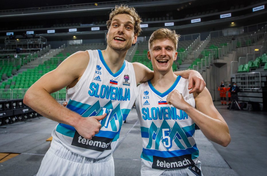 Fotografija: Jaka Blažič (levo) in Luka Rupnik sta bila zelo vesela druge zmage v kvalifikacijah za evropsko prvenstvo. FOTO: FIBA