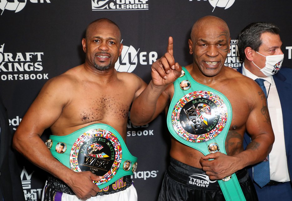 Fotografija: Roy Jones ml. (levo) in Mike Tyson sta prejela častna šampionska pasova združenja WBC. FOTO: Joe Scarnici/Usa Today Sports