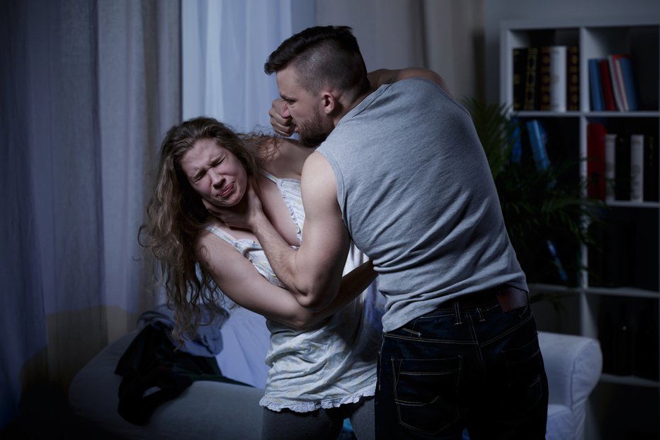 Fotografija: Nasilje v družini. FOTO: Photographee.eu, Shutterstock
