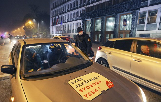 Petkov protest tokrat z vožnjo okoli parlamenta  FOTO: Jože Suhadolnik, Delo