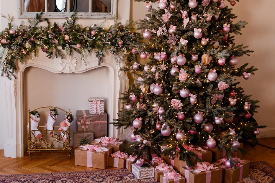 Fotografija: Mehki rožnati odtenki se lepo podajo k božičnemu drevesu. FOTO: Fundamental Rights Getty Images/istockphoto