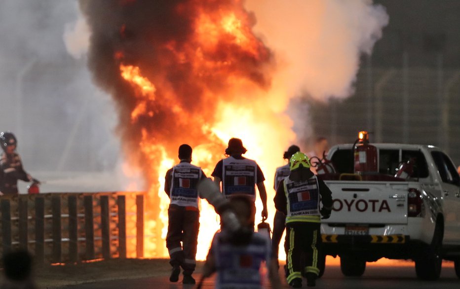 Fotografija: Francoski dirkač Romain Grosjean je komaj ušel smrti. FOTO: Kamran Jebreili, Reuters