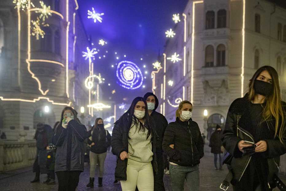 Fotografija: Ljudje bi se radi družili. Takole je bilo ob prižigu lučk v Ljubljani.  FOTO: Voranc Vogel, Delo