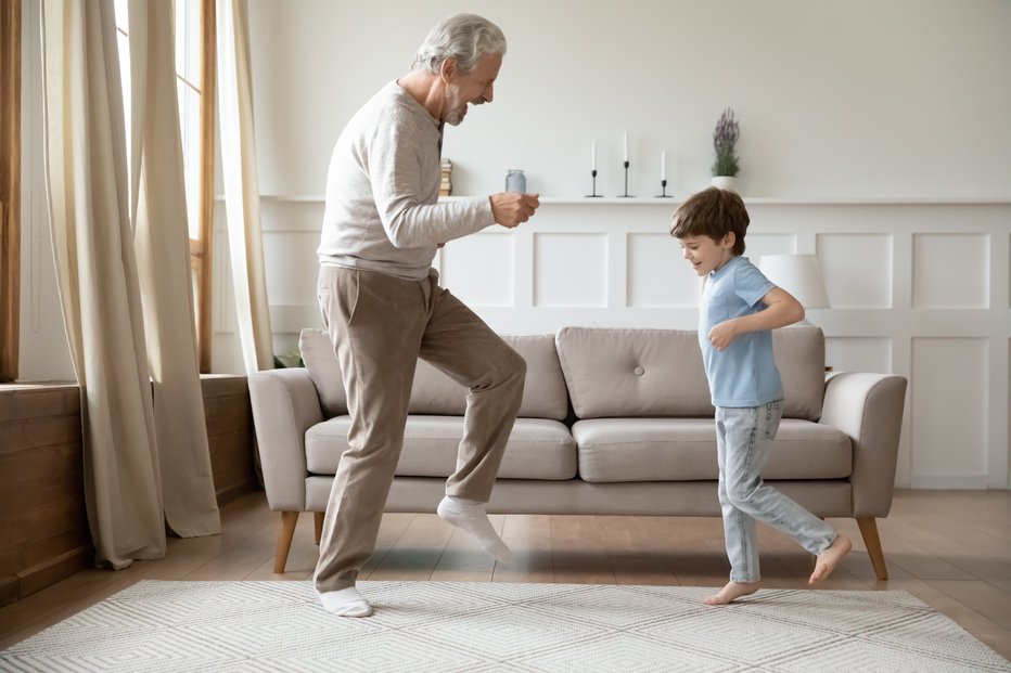 Fotografija: Gibanje je pomembno od mladih nog in prispeva k vitalnosti v starosti. FOTO: Fizkes/Getty Images