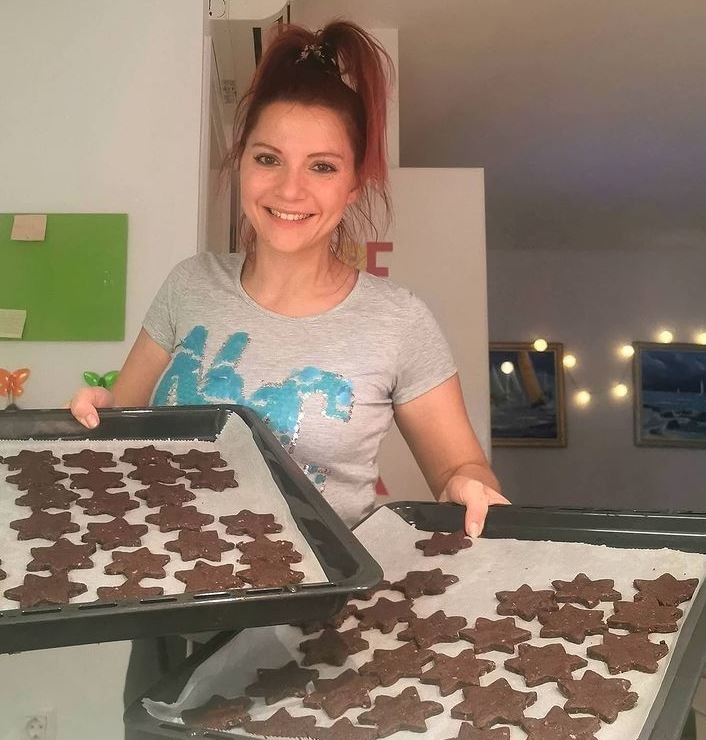 Fotografija: Vedno nasmejana Tanja Žagar se je odločila za peko piškotov. FOTO: Instagram