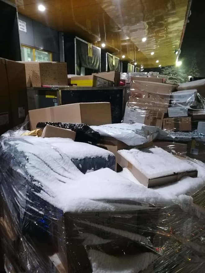 V skladiščnem centru pošte na Viču paketi na snegu in mokrem čakajo na odpremo. FOTO: Bralec poročevalec