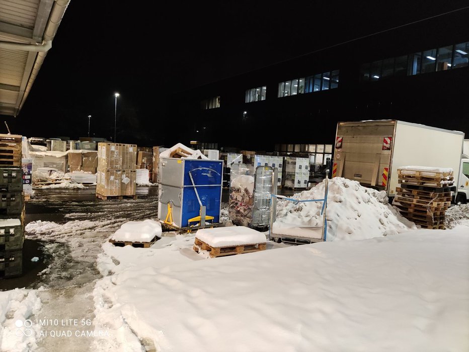 Fotografija: Takole na snegu čakajo paketi pri Pošti Slovenija, da jih dostavijo. FOTO: Bralec poročevalec