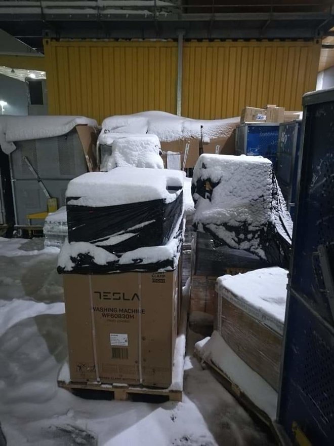 Takole na snegu čakajo paketi pri Pošti Slovenija, da jih dostavijo. FOTO: Bralec poročevalec