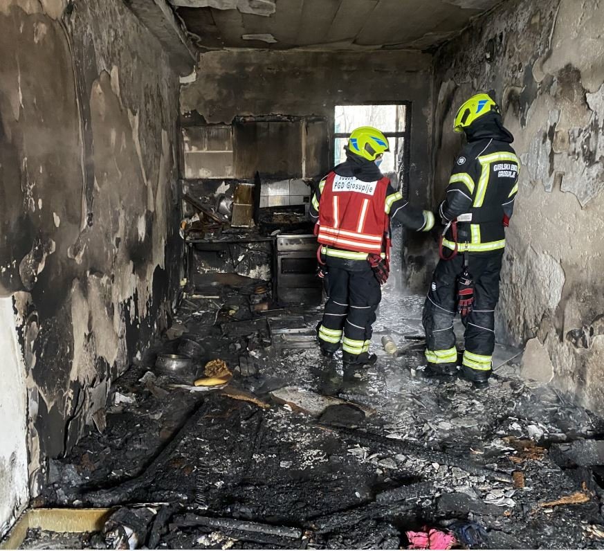 Fotografija: Gasilci so požar pogasili, umaknili uničen inventar, prezračili prostore in opravili pregled s termovizijsko kamero. FOTO: PGD Grosuplje