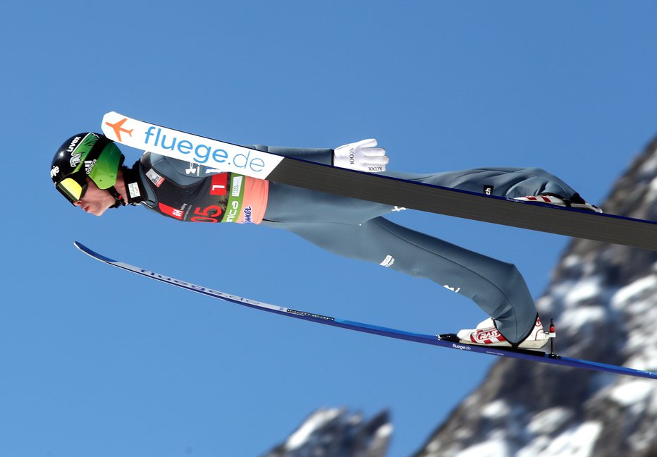 Fotografija: Anže Semenič si s 142,5 metra lasti neuradni rekord skakalnice v Nižjem Tagilu. FOTO: Marko Feist