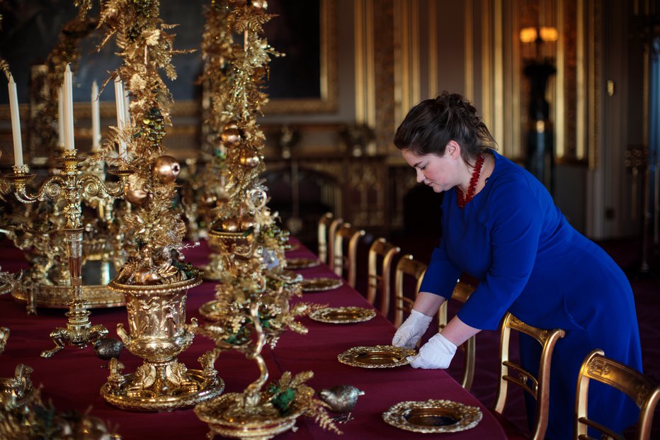 Fotografija: Praznična miza je že pripravljena, čeprav bosta zanjo sedla le Elizabeta II. in princ Filip. FOTO: Jack Taylor/Getty Images