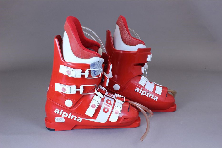 Fotografija: Smučarski čevlji alpina alpha s cevkami za ulitje dvokomponentne poliuretantske pene za boljši oprijem noge. Foto: Jaka Blasutto