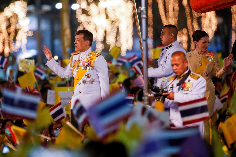 Fotografija: Kralj Vadžiralongkorn in kraljica Sutida sta na proslavi pozdravila ljudi. FOTO: Soe Zeya Tun/Reuters
