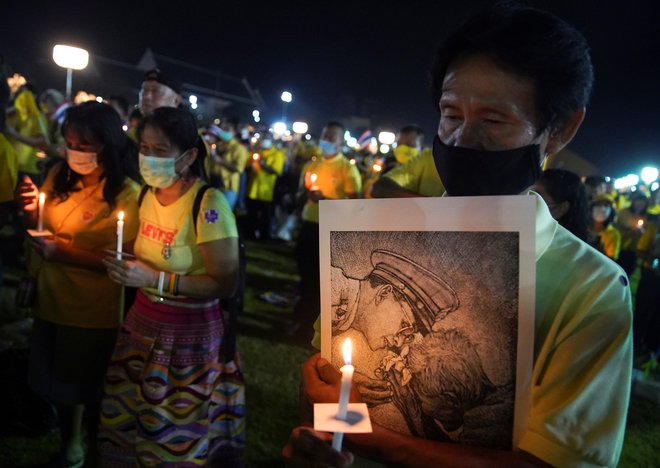 Mnogo podpornikov monarhije je s seboj prineslo risbe, fotografije in slike pokojnega kralja. FOTO: Athit Perawongmetha/Reuters