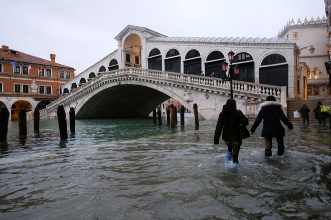 Hoja po poplavljenih Benetkah. FOTO: Manuel Silvestri, Reuters