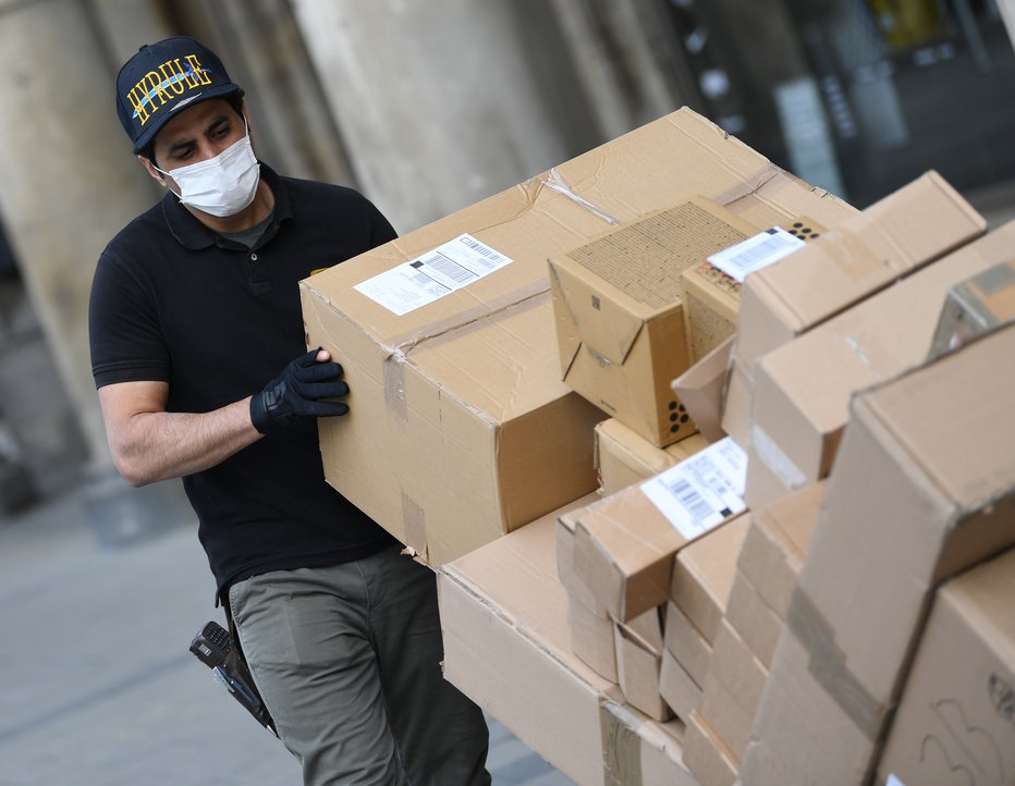 Fotografija: Spletni nakupi z dostavo na dom so v času korone močno narasli. FOTO: Andreas Gebert, Reuters