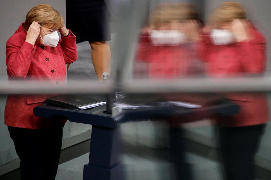 Fotografija: Angela Merkel je v nagovoru v parlamentu napovedala še strožje ukrepe. FOTO: Hannibal Hanschke, Reuters