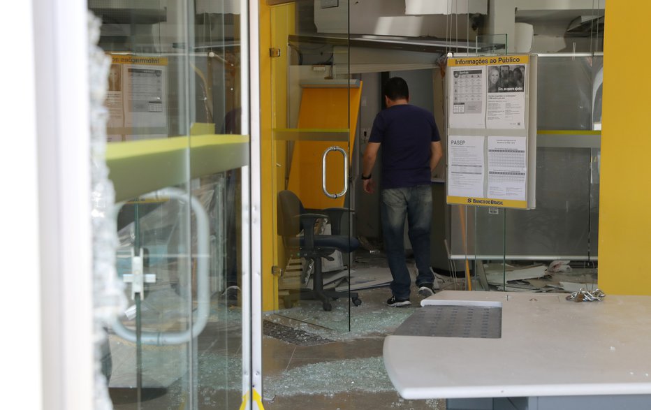 Fotografija: Izpraznili so več bank in trezorjev. FOTO: Reuters