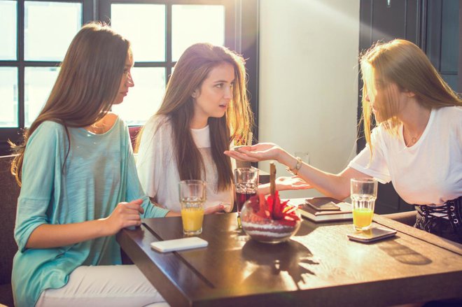 Tudi če moški vedo, da se ženska o vsem pogovarja s prijateljicami, ni potrebe, da še sam posluša, kaj prijateljica o tem misli. FOTO: Getty Images