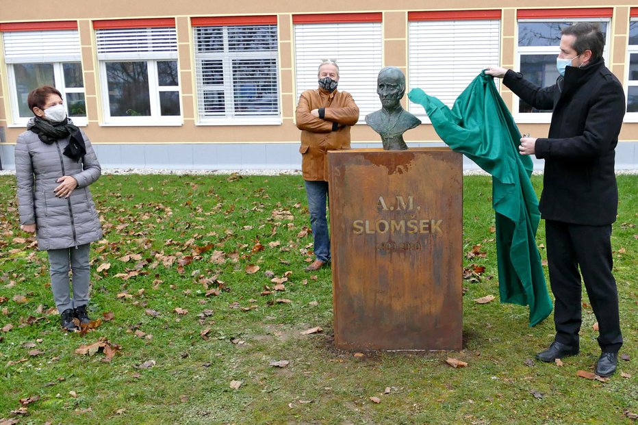 Fotografija: Slomškov kip je odkril vrhniški župan Daniel Cukjati. FOTO: Primož Hieng