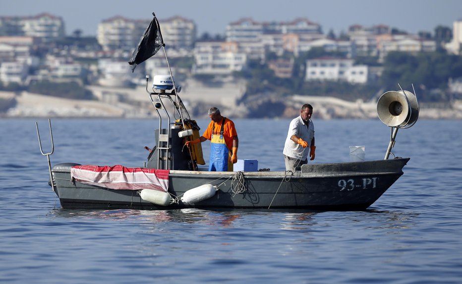 Fotografija: Slovenskim ribičem bi bila lahko odvzeta možnost, da bi v prihodnje razpolagali z živi in neživim bogastvom morja na Jadranu. FOTO: Matej Družnik, Delo