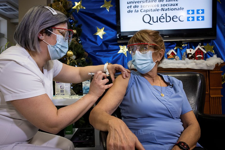 Fotografija: V Kanadi se že cepijo. FOTO: Pat Lachance, Via Reuters